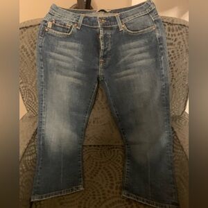 Max Studio Capri / Cropped Jeans, Size 4, Like New, Button Fly, Rarely Worn